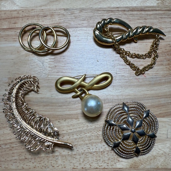 Vintage Gold Tone Brooch Collection, 5 piece lot, classic, grandma, euro, fem - Picture 2 of 10